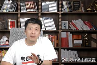 又出现了！西汉姆门将开后场任意球，热刺防守球员在中线一字排开